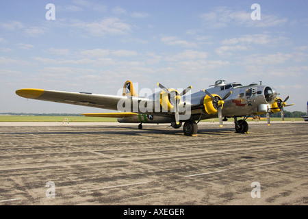 Duddy Fuddy B17 sur l'affichage à l'aéroport de Willow Run Thunder over Michigan Airshow Banque D'Images