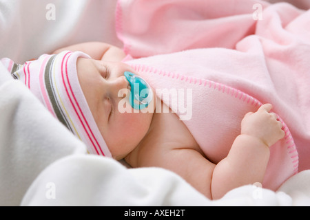 Baby Boy (6-9 months) sleeping with pacifier, close-up Banque D'Images