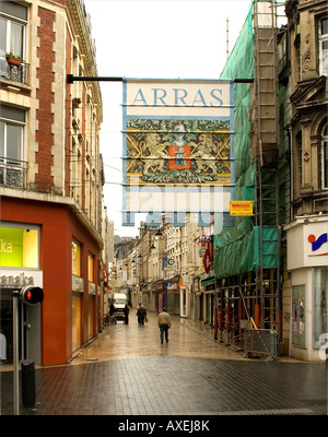 Rue d'Arras, dans le Nord de la France, de l'emblème d'Arras Banque D'Images