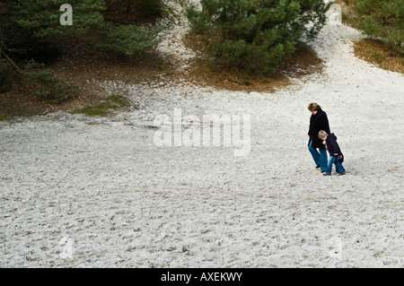 Mère de deux enfants de marcher sur le sable des dunes dans le parc national de Schoorlse Duinen, Schoorl, Pays-Bas Banque D'Images