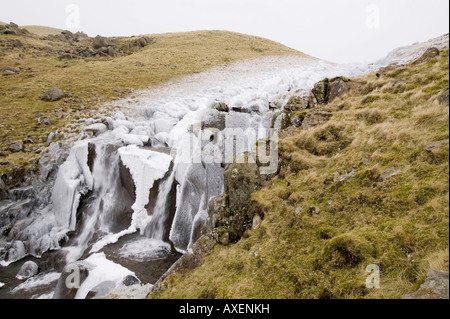 Cerise sur rochers causé par un fort vent soufflant de l'eau sur les rochers d'une cascade dans Langstrath, Lake district, UK Banque D'Images