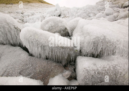 Cerise sur rochers causé par un fort vent soufflant de l'eau sur les rochers d'une cascade dans Langstrath, Lake district, UK Banque D'Images