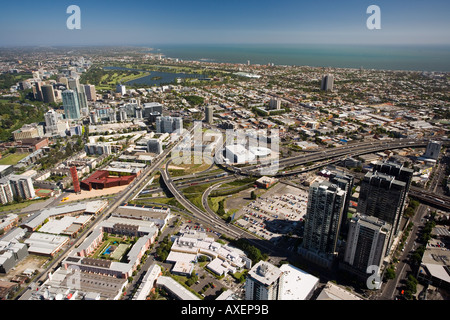 Vue depuis la Tour Eureka sur la ville et sur le parc Victoria de Melbourne en Australie l'horizontale Banque D'Images