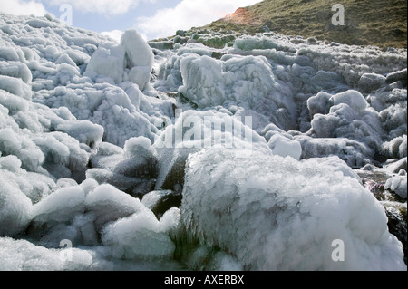 Cerise sur rochers causé par un fort vent soufflant de l'eau sur les rochers d'une cascade dans Langstrath, Lake district, UK Banque D'Images