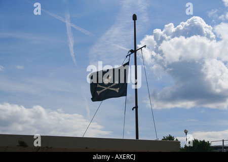 Jolly roger joli rouge sur le mât du drapeau pirate Banque D'Images