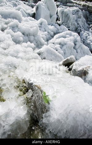 Cerise sur rochers causé par un fort vent soufflant de l'eau sur les rochers d'une cascade dans Langstrath, Lake district, UK Banque D'Images