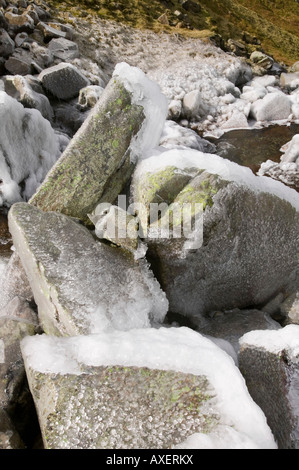 Cerise sur rochers causé par un fort vent soufflant de l'eau sur les rochers d'une cascade dans Langstrath, Lake district, UK Banque D'Images