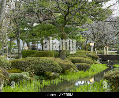 Soirée de Printemps au jardin Kenrokuen, Kanazawa, JAPON. Largement considéré comme l'UN DES TROIS PLUS BEAUX JARDINS DU JAPON. Banque D'Images