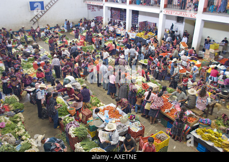 GUATEMALA CHICHICASTENANGO Une vue de dessus de la grande piscine intérieure, marché aux légumes indigènes à Chichicastenango Banque D'Images