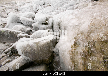 Cerise sur rochers causé par un fort vent soufflant de l'eau sur les rochers d'une cascade dans Langstrath, Lake district, UK Banque D'Images