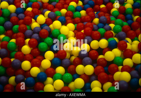 Billes en plastique coloré dans la zone de jeux pour les enfants, England, UK Banque D'Images