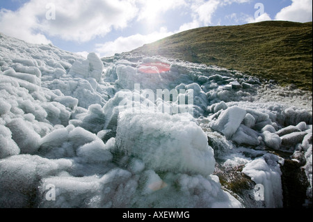 Cerise sur rochers causé par un fort vent soufflant de l'eau sur les rochers d'une cascade dans Langstrath, Lake district, UK Banque D'Images