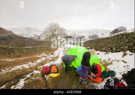 Les membres de l'équipe de sauvetage en montagne Langdale Ambleside traiter un blessé walker sur argent Howe Grasmere ci-dessus Lake district UK Banque D'Images