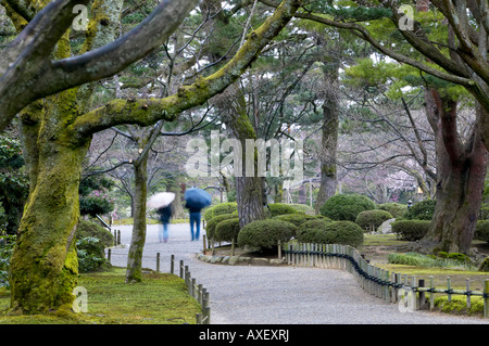 Au printemps, les JARDINS KENROKUEN KANAZAWA, JAPON. Largement considéré comme l'UN DES TROIS PLUS BEAUX JARDINS DU JAPON. Banque D'Images