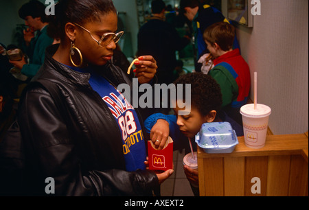 Les clients McDonalds manger des frites dans une succursale de Londres du restaurant fast-food. Banque D'Images