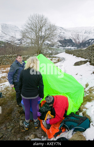 Les membres de l'équipe de sauvetage en montagne Langdale Ambleside traiter un blessé walker sur argent Howe Grasmere ci-dessus Lake district UK Banque D'Images