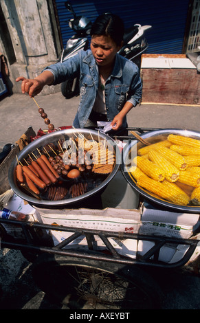 L'alimentation de rue dans les vieilles rues étroites de Shanghai Chine Banque D'Images