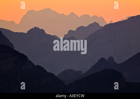 Vue du coucher de soleil à travers les Alpes Juliennes de Schloss Weikersdorf pass Parc national du Triglav Slovénie Banque D'Images