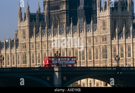 Un bus rouge London Westminster Bridge nord sur disques durs avec les Chambres du Parlement dans l'arrière-plan. Banque D'Images