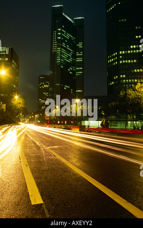 Les lumières de trafic s'étendre dans la distance que la nuit tombe sur les rues vides de Francfort, Allemagne Banque D'Images