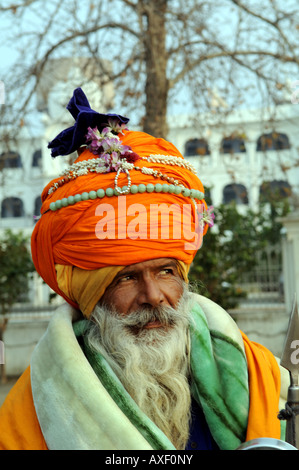 Portrait d'un Sikh Nihang religieux - dans le parc du Golden Temple, Amritsar, Inde Banque D'Images