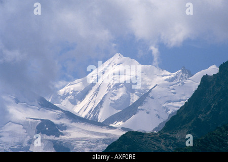 Le Weisshorn enveloppée de nuages, au-dessus de la vallée du Mattertal, près de St Niklaus, Zermatt, Valais, Alpes Suisses, Suisse Banque D'Images