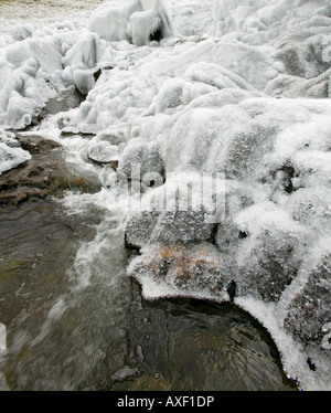 Cerise sur rochers causé par un fort vent soufflant de l'eau sur les rochers d'une cascade dans Langstrath, Lake district, UK Banque D'Images