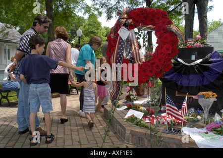 Personnes se rassemblent à statue de Ronald Reagan à sa maison d'enfance de Dixon Illinois après sa mort Banque D'Images