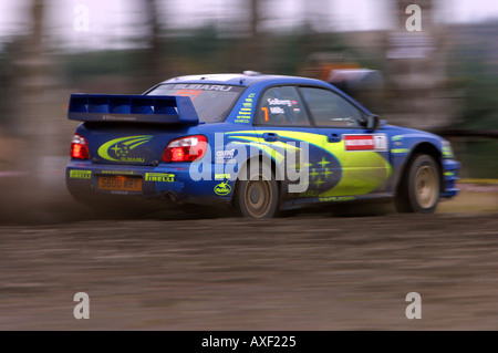 Champion du monde wrc petter solberg en vitesse dans sa Subaru Imprezza voiture de rallye wrc sur l'étape spéciale de WALES RALLY GB Banque D'Images