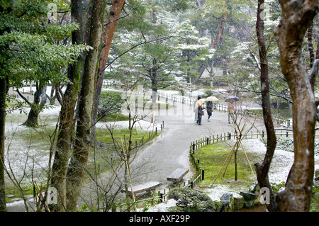 Neige de Printemps au jardin Kenrokuen, Kanazawa, JAPON. Largement considéré comme l'UN DES TROIS PLUS BEAUX JARDINS DU JAPON. Banque D'Images