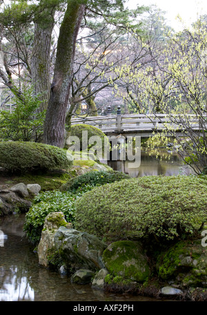 Au printemps, les JARDINS KENROKUEN KANAZAWA, JAPON. Largement considéré comme l'UN DES TROIS PLUS BEAUX JARDINS DU JAPON. Banque D'Images