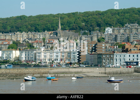 Weston Super Mare bateaux à marée basse avec moorings waterfront bâtiments et clocher d'église sur la colline au-delà Banque D'Images