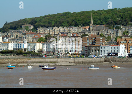 Weston Super Mare bateaux à marée basse avec moorings waterfront bâtiments et clocher d'église sur la colline au-delà Banque D'Images