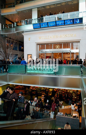 Shoppers affluent au Time Warner Center Banque D'Images