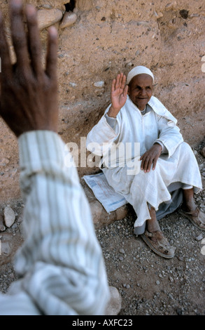 Deux hommes marocain chaque message d'autres Zagora le Maroc Afrique du Nord Banque D'Images