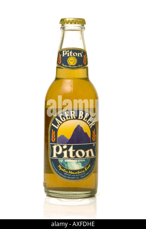 Bouteille de bière lager piton de St Lucia sur un fond blanc Banque D'Images