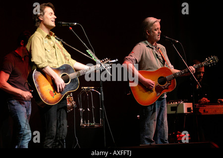 Jim Cuddy, à gauche, et Greg Keelor, du groupe canadien, Blue Rodeo, se sont produits en concert. Banque D'Images