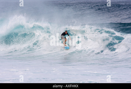 Des vagues énormes AU 'pipeline' WAIMEA,plage, CÔTE NORD, Oahu, Hawaii SURF AVENTUREUX ENCOURAGER Banque D'Images