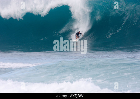 Des vagues énormes AU 'pipeline' WAIMEA,plage, CÔTE NORD, Oahu, Hawaii SURF AVENTUREUX ENCOURAGER Banque D'Images