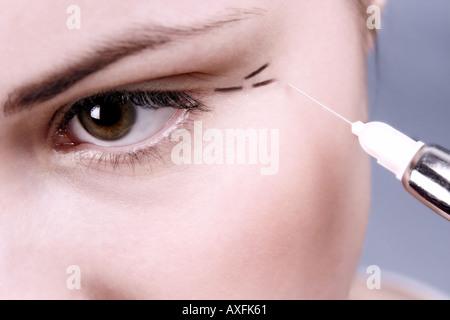 Studio intérieur cabinet close up front œil fragment femme fille jeune forment les lignes de peinture de marque points point joue ride wr Banque D'Images