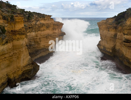 Le fracas des vagues entrez une anse de la Great Ocean Road en Australie du Sud Banque D'Images
