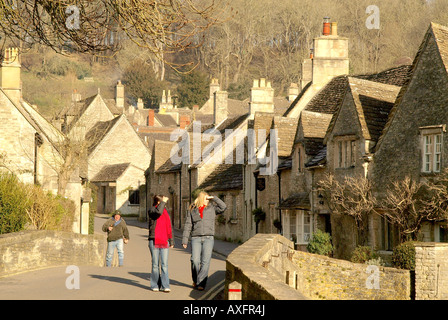 Castle Combe - un vieux village anglais dans les Cotswolds hills Banque D'Images