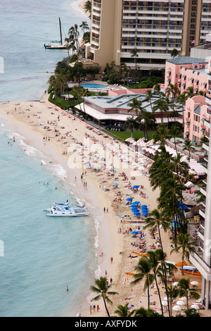 L'emblématique Hôtel Royal Hawaiian est sur la plage de Waikiki et est connu comme le Palais rose du Pacifique Banque D'Images