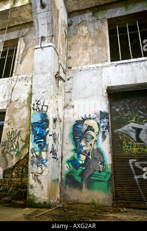 Graffiti dans une friche industrielle, l'usine à Vichy (France). Le Graffiti dans une usine désaffectée de Vichy (Allier - France). Banque D'Images
