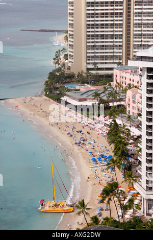 L'emblématique Hôtel Royal Hawaiian est sur la plage de Waikiki et est connu comme le Palais rose du Pacifique Banque D'Images