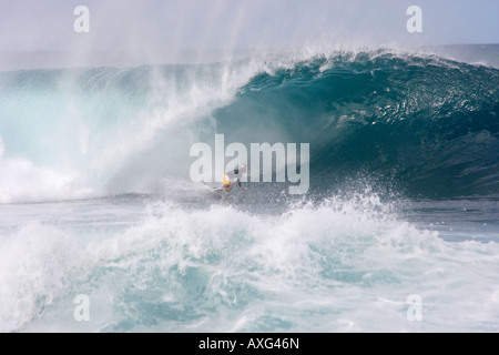 Des vagues énormes AU 'pipeline' WAIMEA,plage, CÔTE NORD, Oahu, Hawaii SURF AVENTUREUX ENCOURAGER Banque D'Images