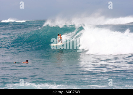 Des vagues énormes AU 'pipeline' WAIMEA,plage, CÔTE NORD, Oahu, Hawaii SURF AVENTUREUX ENCOURAGER Banque D'Images