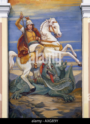 Une fresque sur l'accotement de culte représentant saint Georges terrassant le dragon. Situé près de Bled, Slovénie, Gorenjska. Banque D'Images