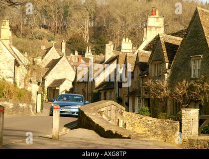 Flou sur la voiture moderne rue étroite de Castle Combe - un vieux village anglais dans les Cotswolds hills Banque D'Images