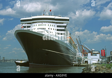 La Cunard paquebot transatlantique Queen Mary 2 à son poste de Brooklyn à New York avec manhattan derrière Banque D'Images